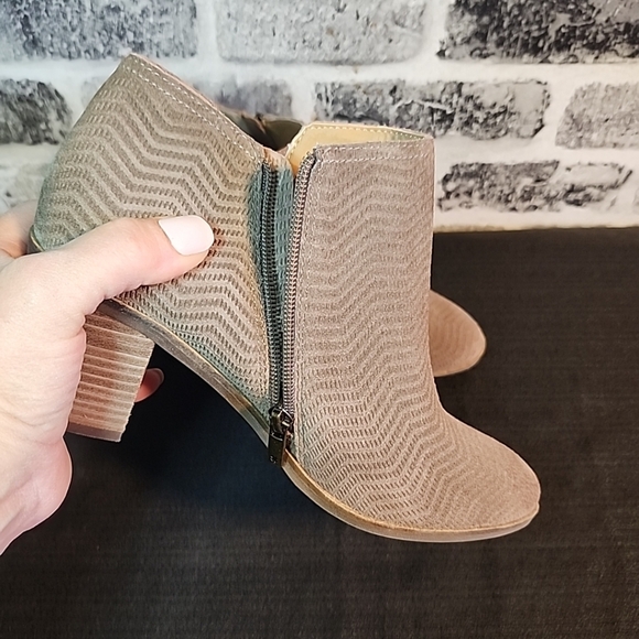Lucky Brand 8M Pickla Ankle Boots Booties Suede Cutout Textured Chevron Taupe - Picture 7 of 9